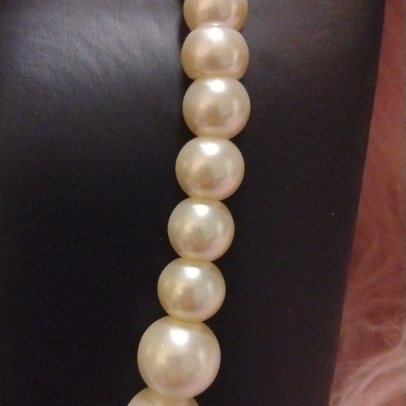 NEW 2 PC Set Faux Pearl Necklace and Earring set! - Picture 4 of 7
